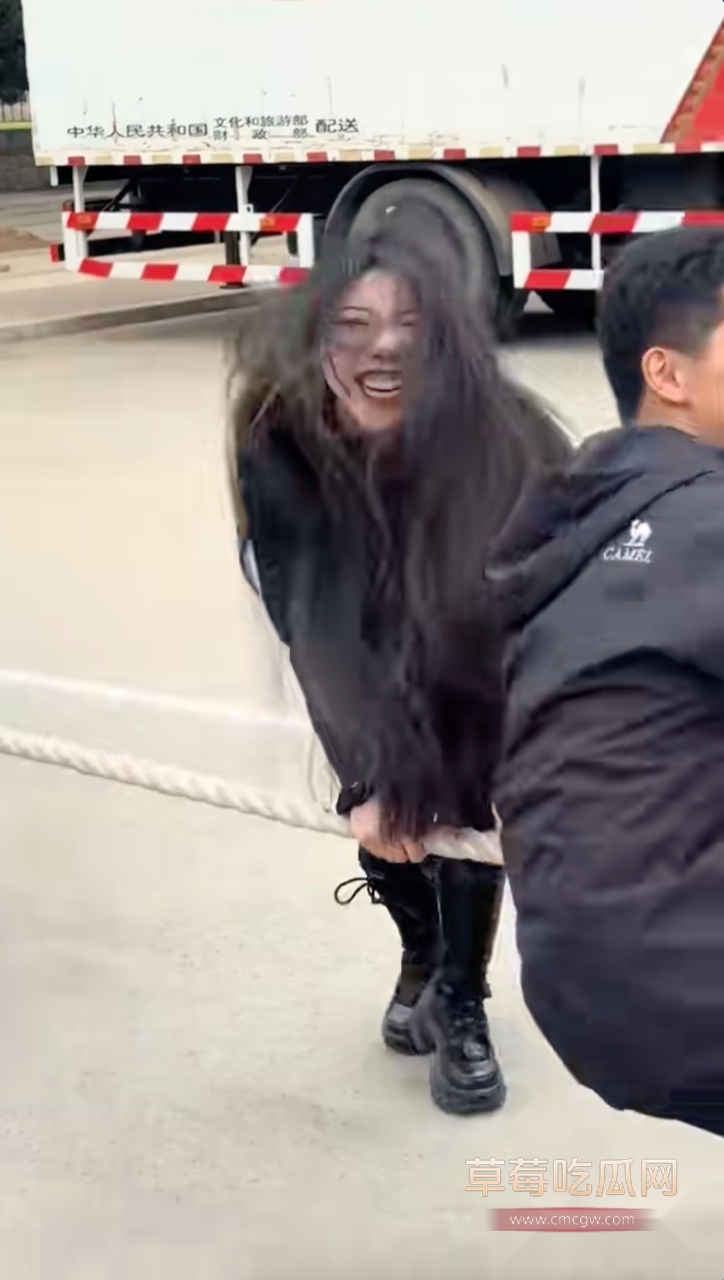 西北师范大学拔河黑衣服小姐姐9.jpg