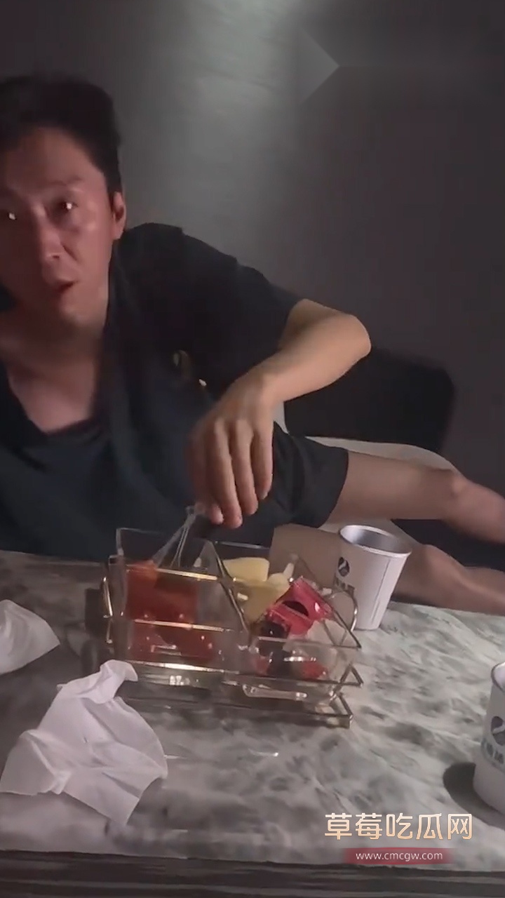 偷拍龟男骚操作 1