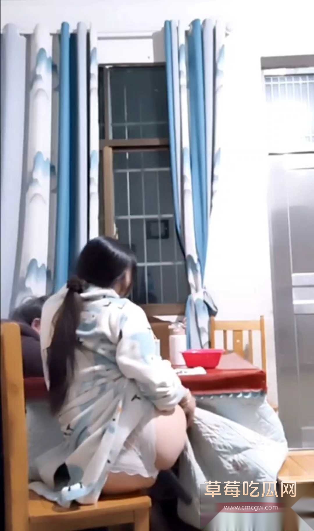 一边嗑瓜子一边还用道具自慰 2 一边嗑瓜子一边还用道具自慰 2