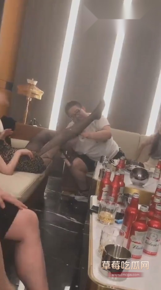 淫乱KTV偷拍 3 淫乱KTV偷拍 3