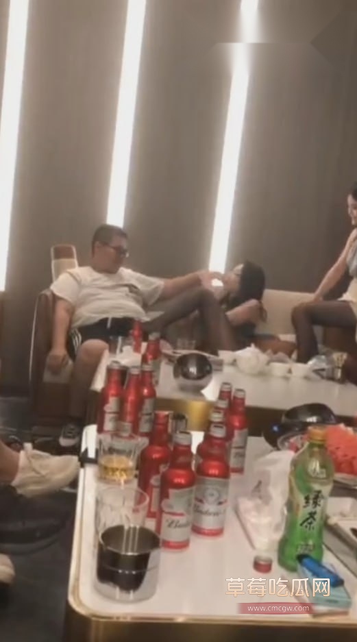 淫乱KTV偷拍 4 淫乱KTV偷拍 4