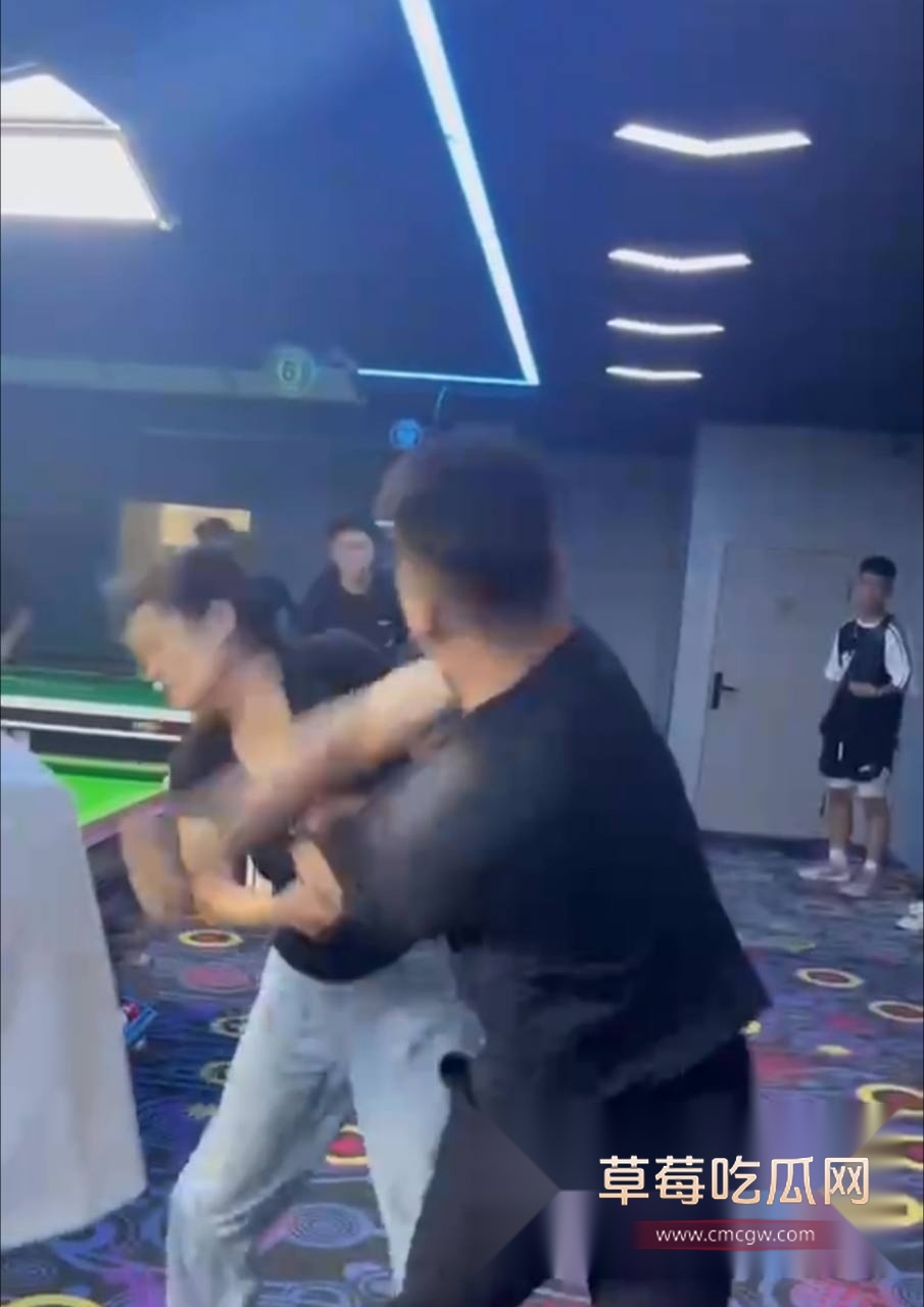 台球室互殴 4