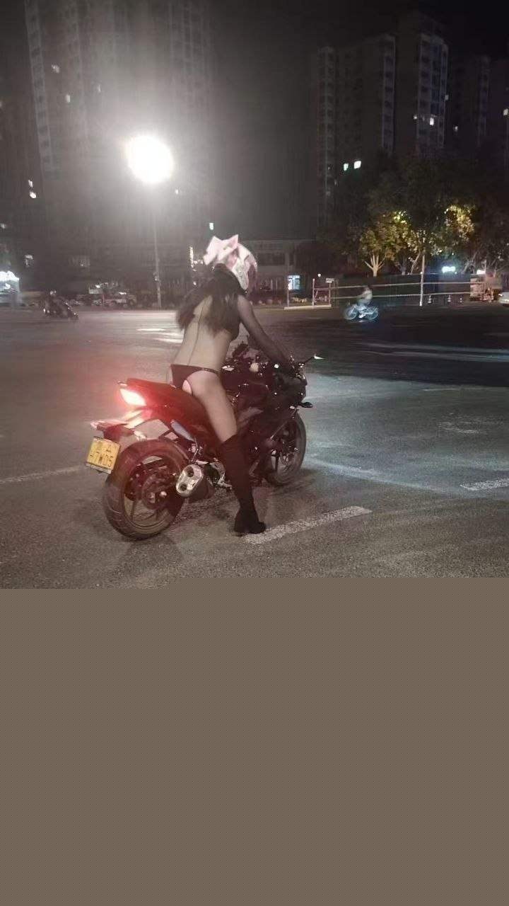 女骑士穿情趣内衣街头飙车 1 女骑士穿情趣内衣街头飙车 1