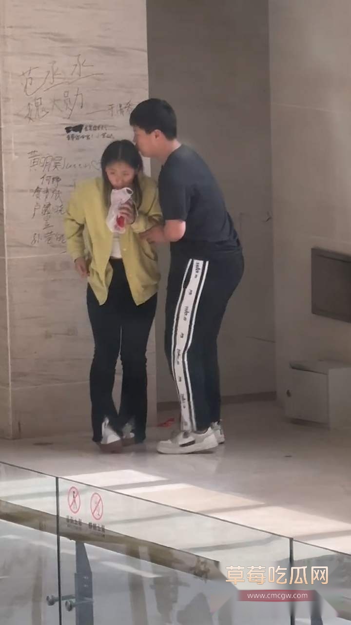 高中生课间操期间吃奶 1