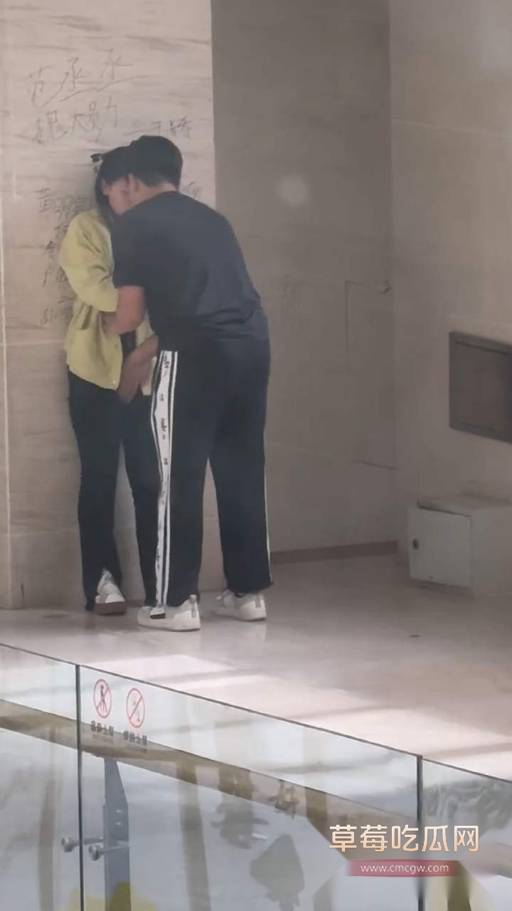 高中生课间操期间吃奶 2