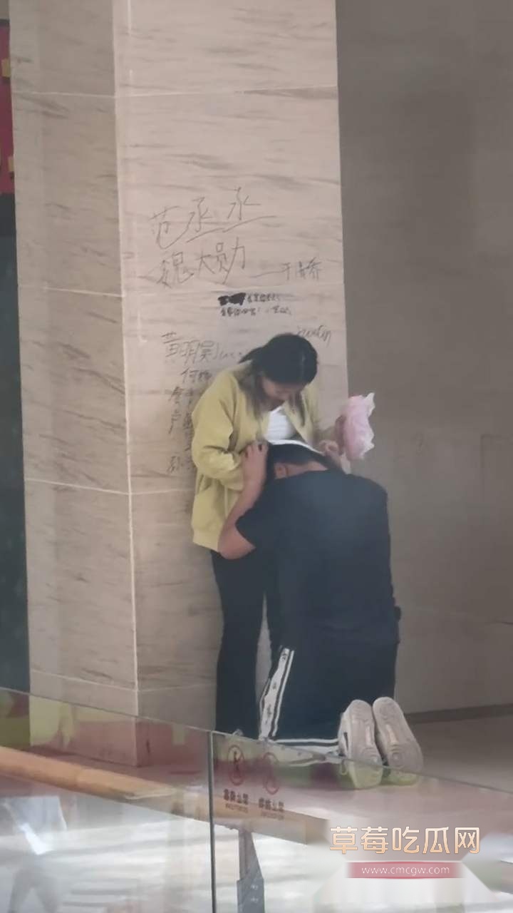 高中生课间操期间吃奶 4