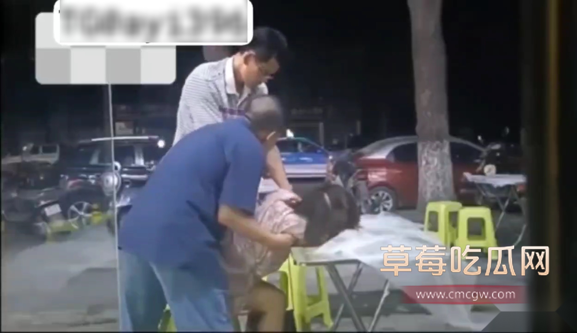 美女喝醉在路边桌子上趴着 1 美女喝醉在路边桌子上趴着 1