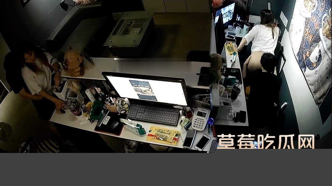 老板和职员看片 1