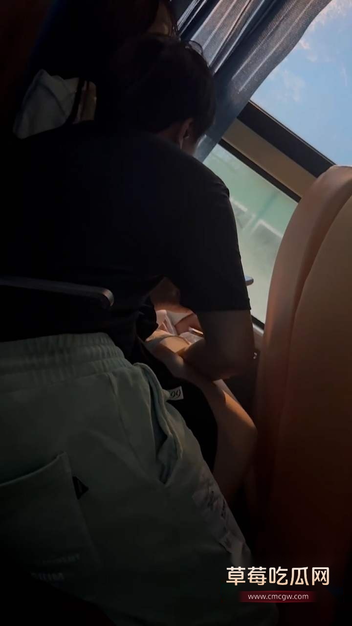 偷拍客车上的情侣 2