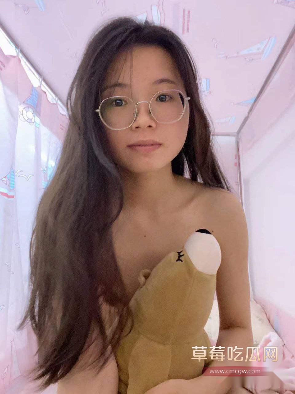 眼镜妹喜欢给主人舔鸡巴 1