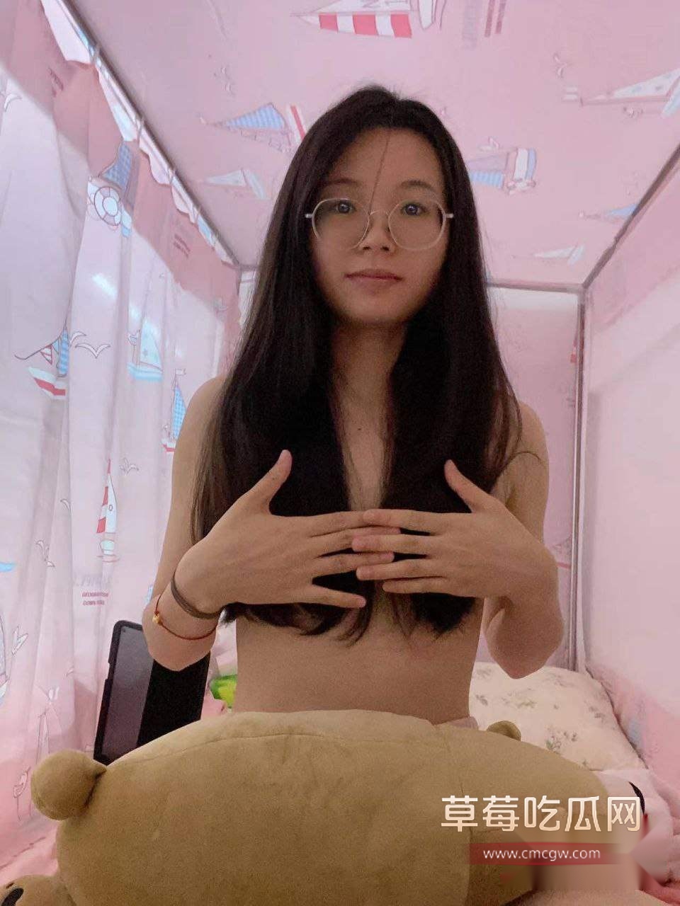 眼镜妹喜欢给主人舔鸡巴 2