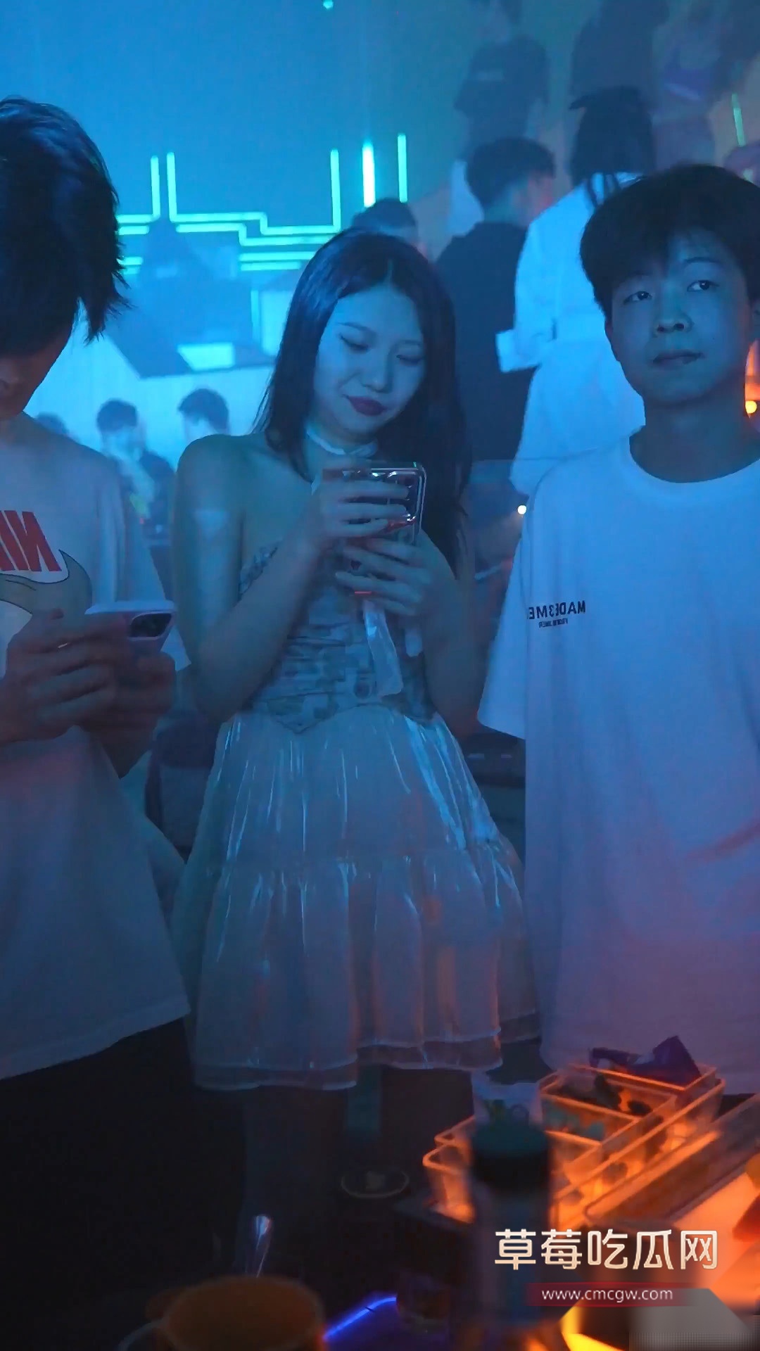 酒吧街抄底偷拍骚货酒吧营销 2