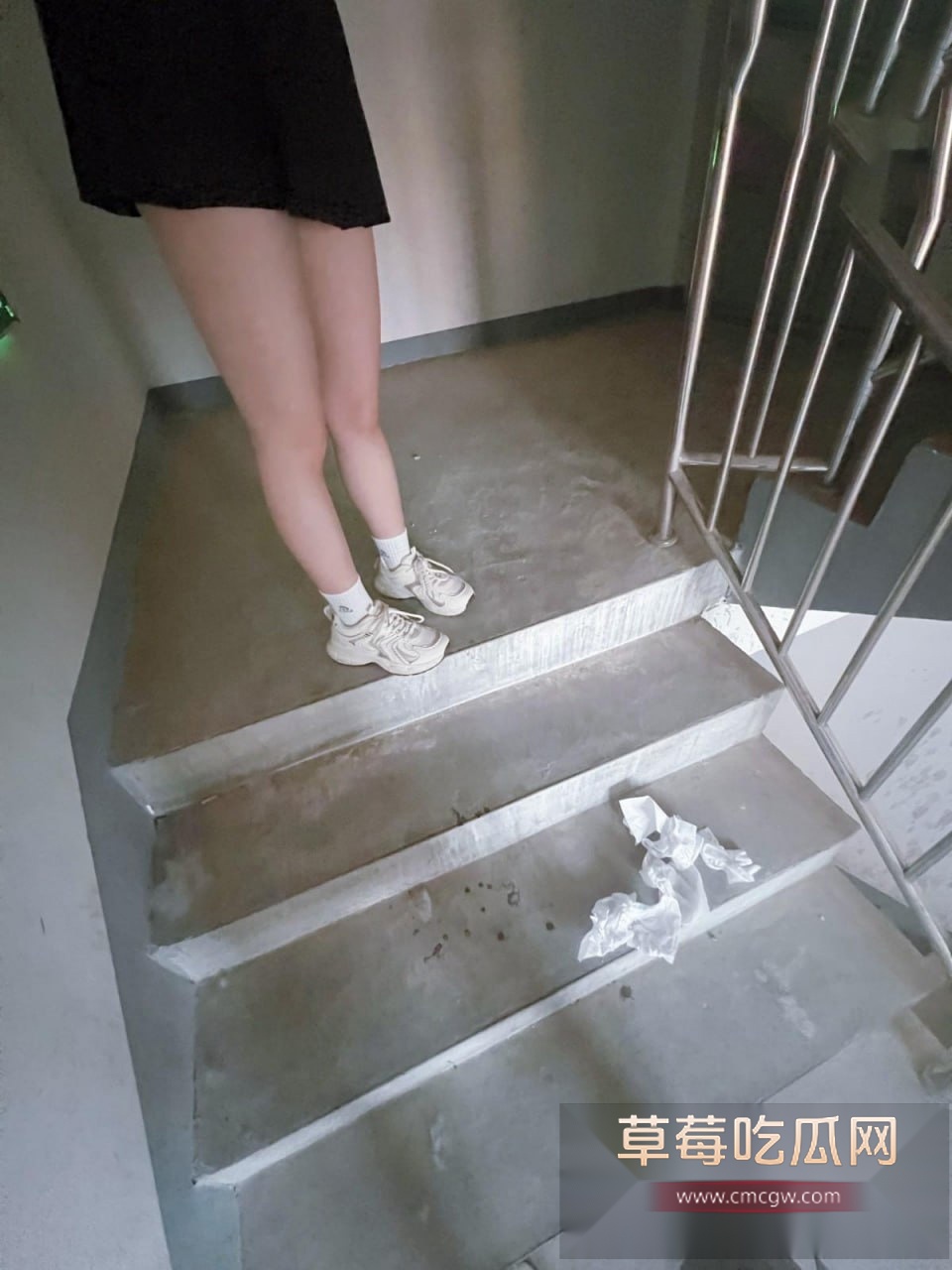 520和亲妹妹在楼梯间的激情 8