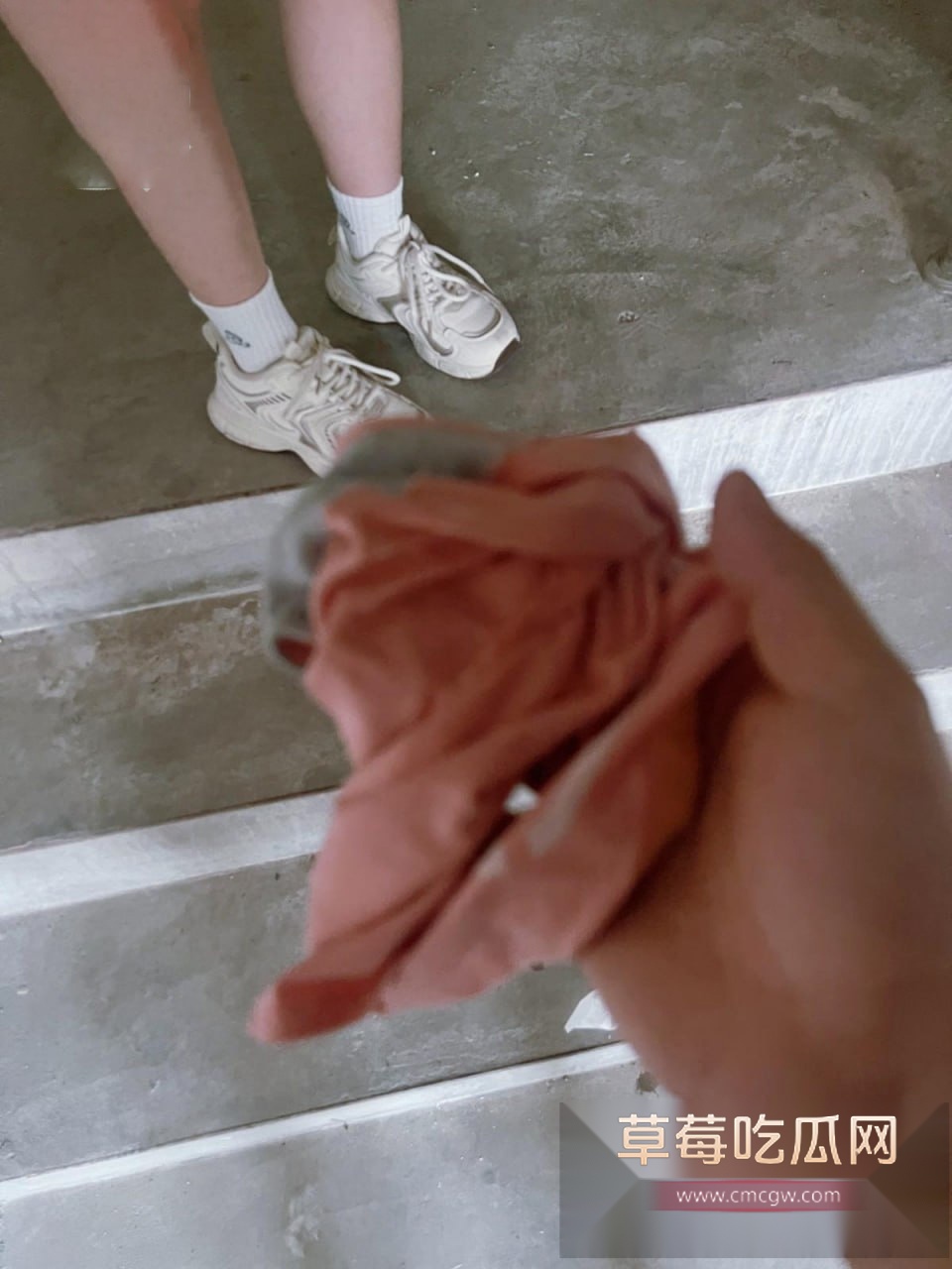 520和亲妹妹在楼梯间的激情 7