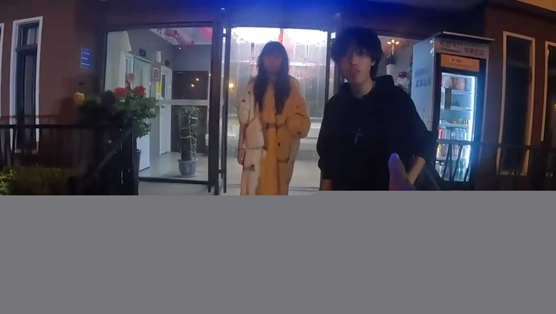 青岛小情侣偷外卖去公共厕所吃 1 青岛小情侣偷外卖去公共厕所吃 1