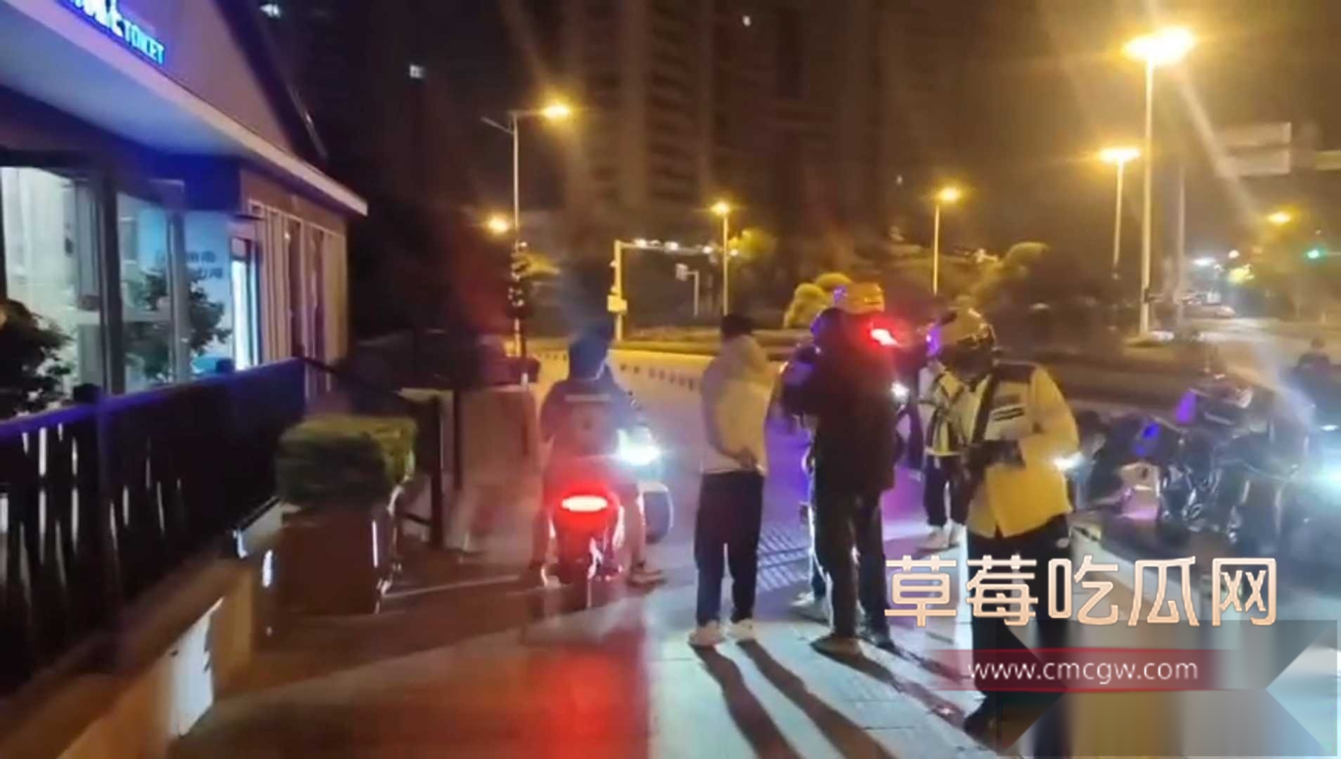 青岛小情侣偷外卖去公共厕所吃 5 青岛小情侣偷外卖去公共厕所吃 5