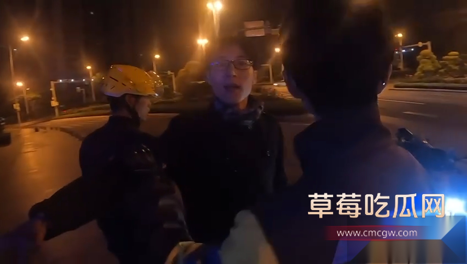 青岛小情侣偷外卖去公共厕所吃 3 青岛小情侣偷外卖去公共厕所吃 3