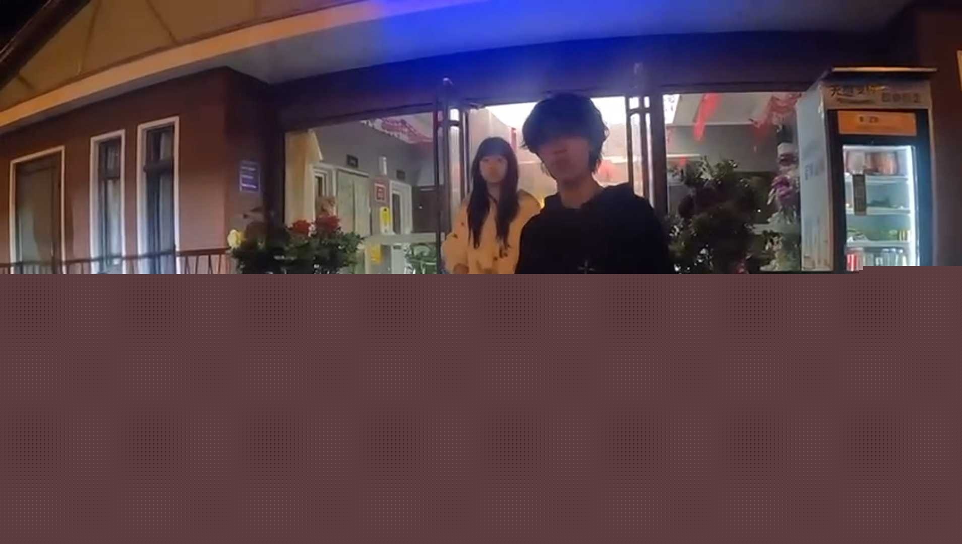 青岛小情侣偷外卖去公共厕所吃 4 青岛小情侣偷外卖去公共厕所吃 4