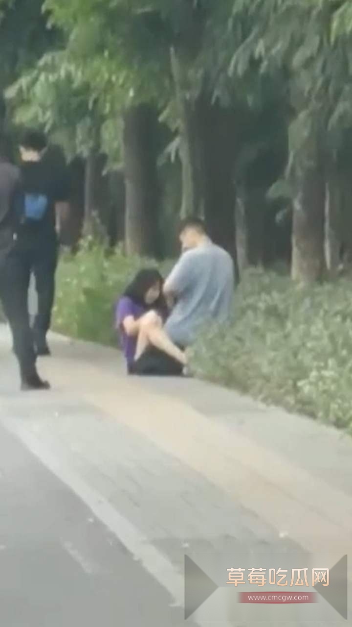 小情侣街头发情 1