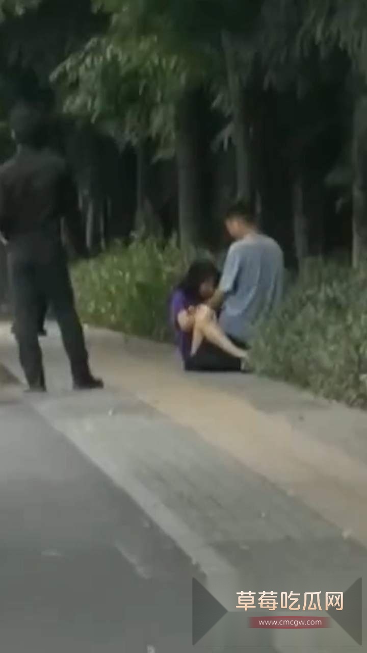 小情侣街头发情 2