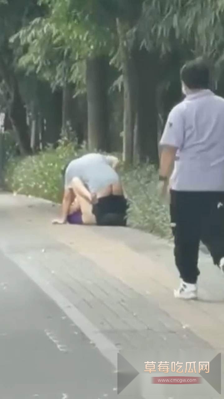 小情侣街头发情 3