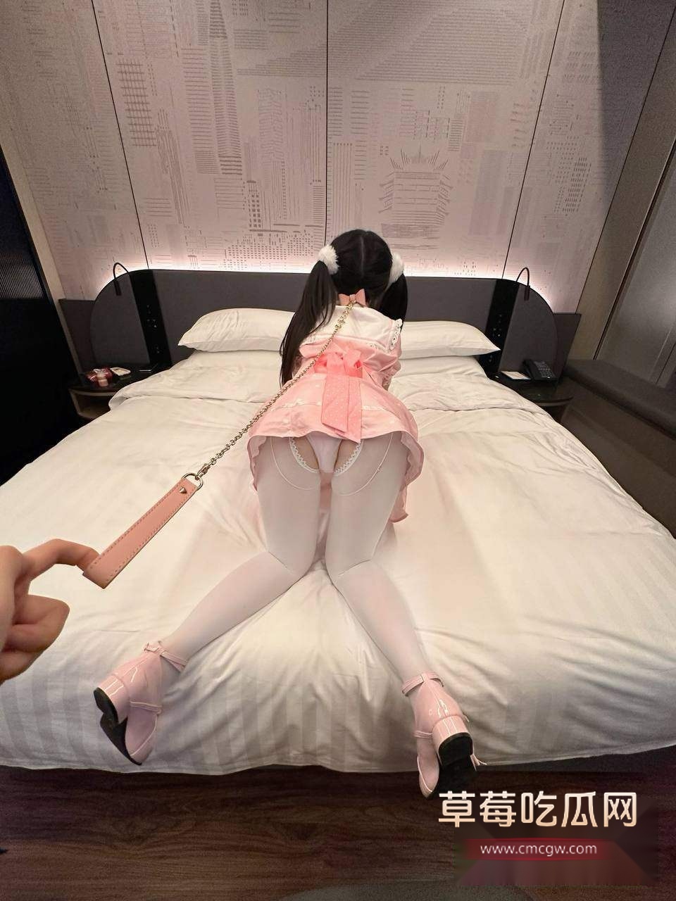 双马尾萝莉被金主后入 5