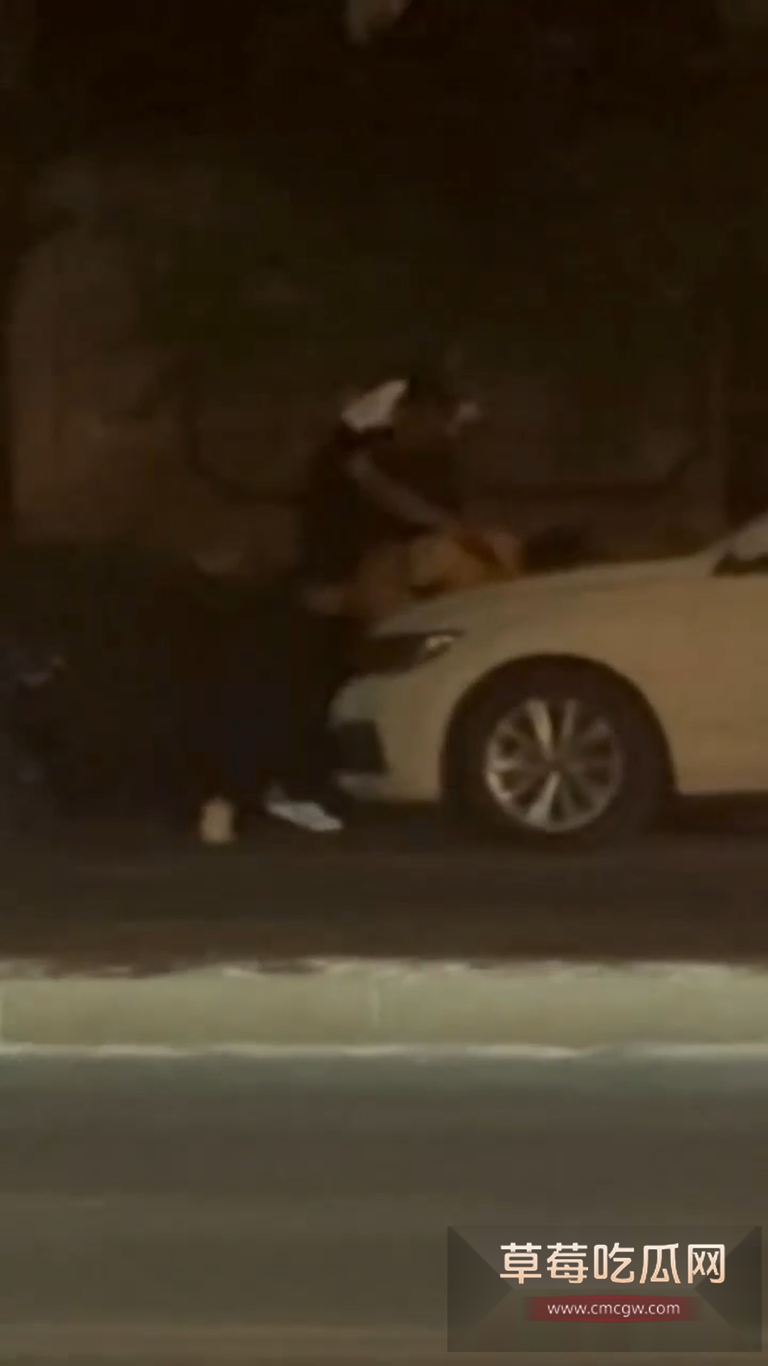 濮阳 ,男的引擎盖上大力怼醉酒女 1 濮阳 ,男的引擎盖上大力怼醉酒女 1