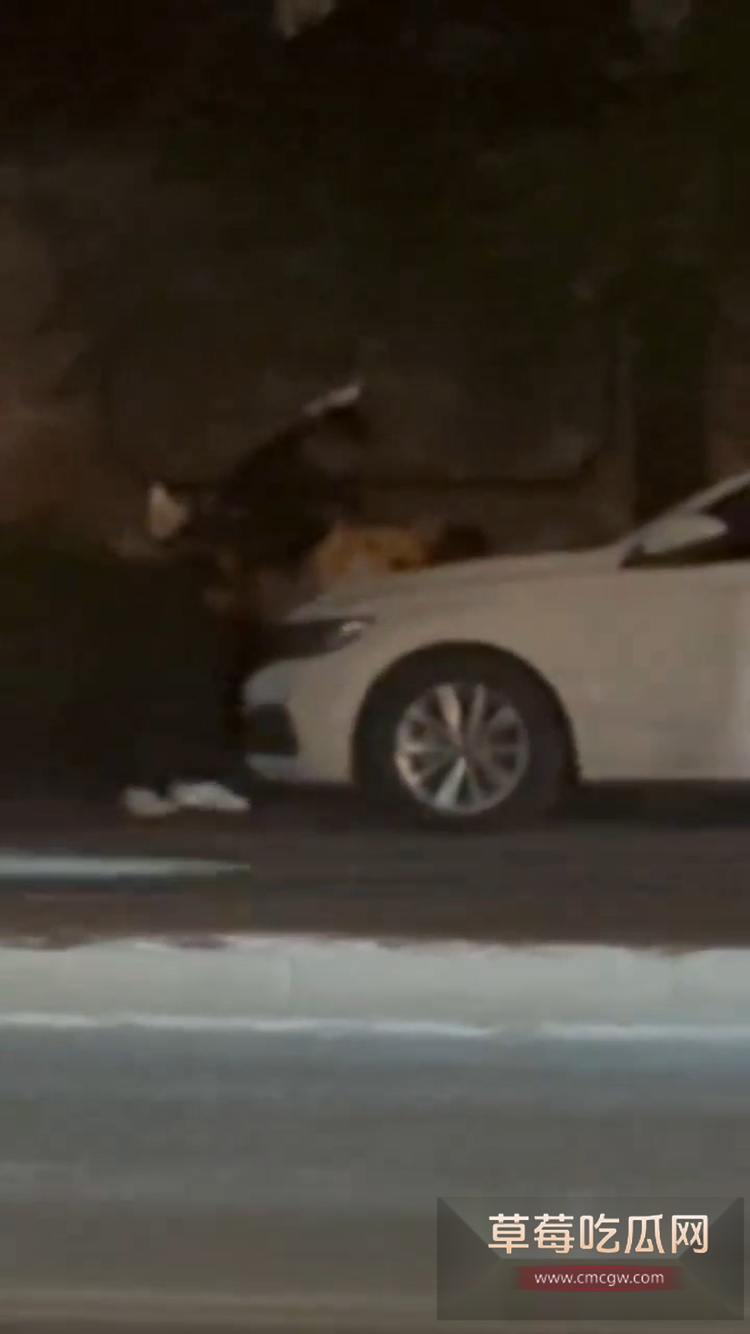 濮阳 ,男的引擎盖上大力怼醉酒女 2 濮阳 ,男的引擎盖上大力怼醉酒女 2