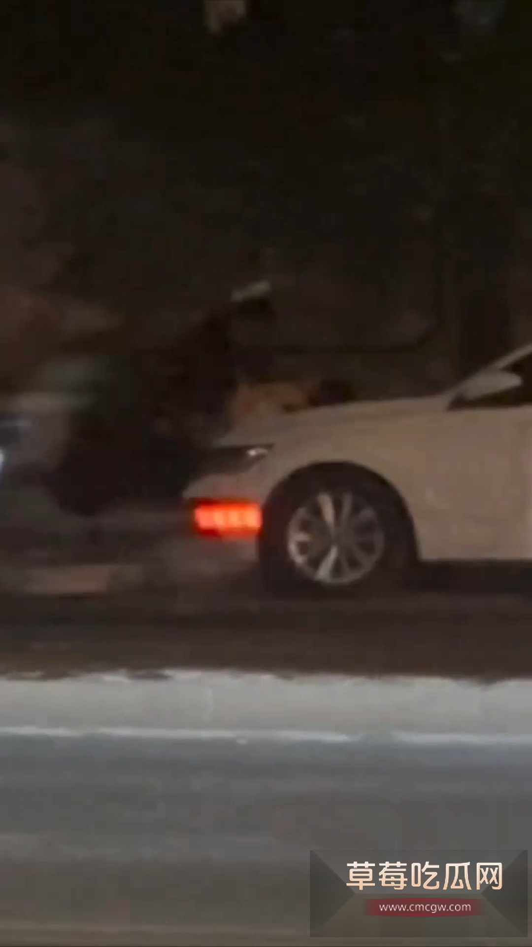 濮阳 ,男的引擎盖上大力怼醉酒女 4 濮阳 ,男的引擎盖上大力怼醉酒女 4