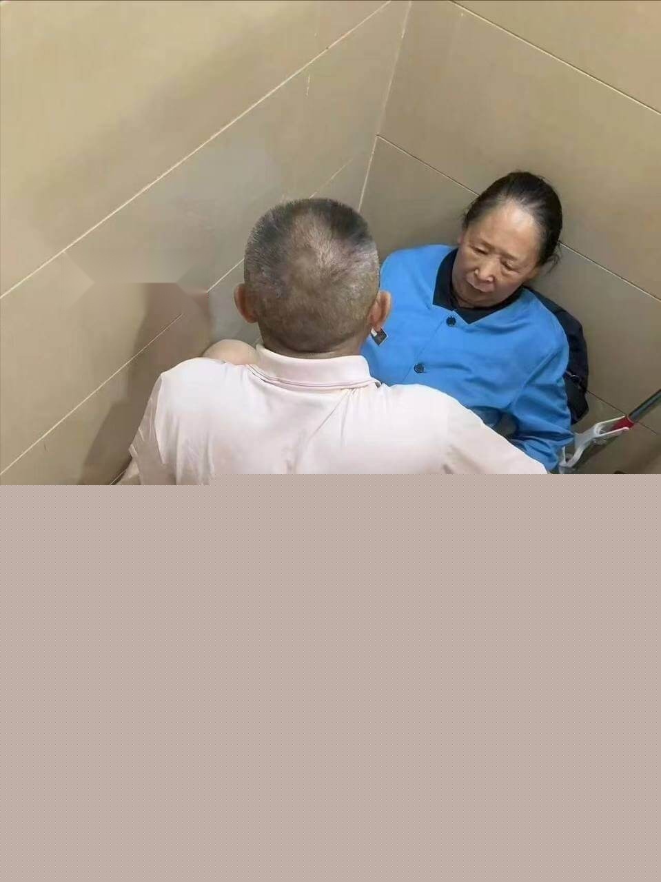 大爷厕所操保洁阿姨2.jpg