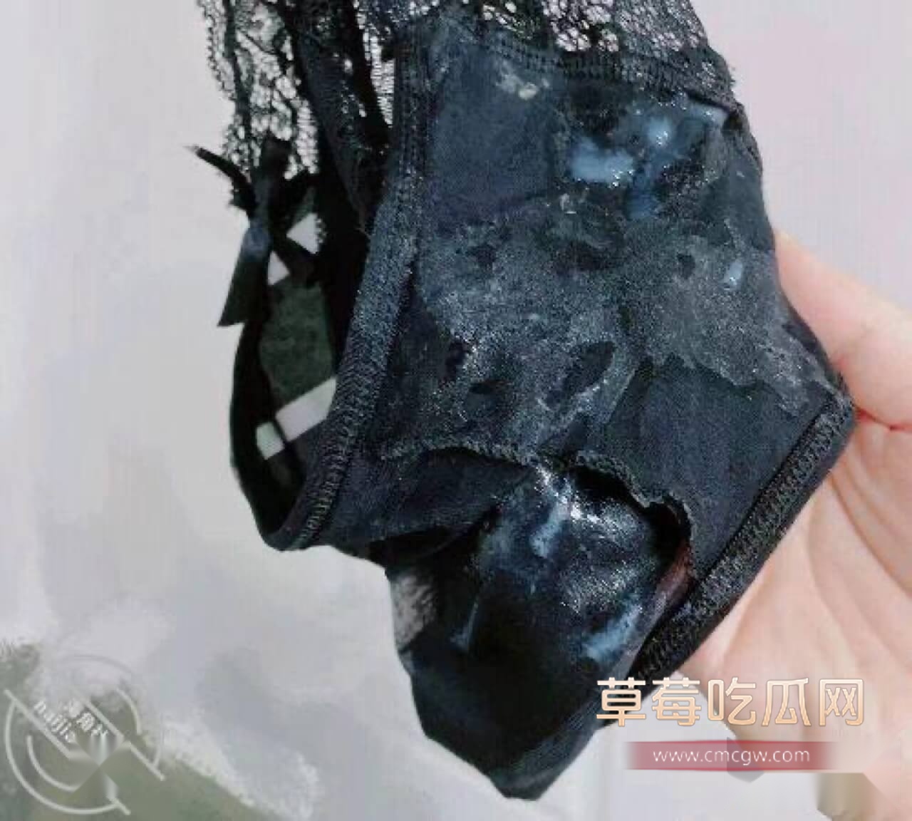 教师母亲穿着儿子射满精液的内裤做饭给老公吃1.jpg 教师母亲穿着儿子射满精液的内裤做饭给老公吃1.jpg