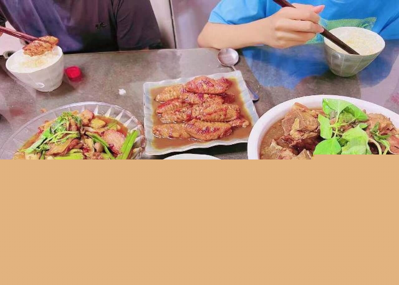 教师母亲穿着儿子射满精液的内裤做饭给老公吃5.jpg 教师母亲穿着儿子射满精液的内裤做饭给老公吃5.jpg