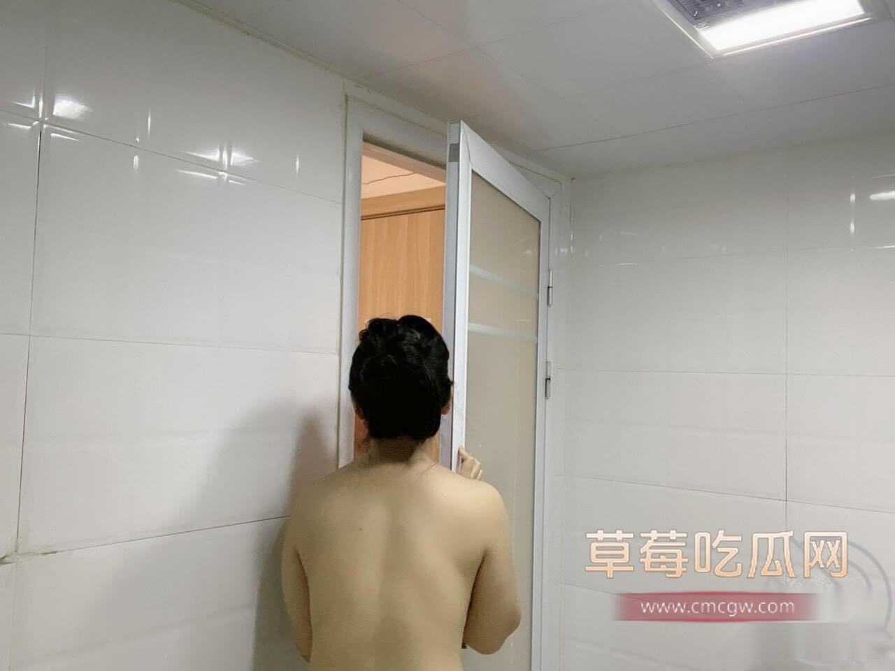 教师母亲洗澡时故意把身体暴露给儿子看2.jpg 教师母亲洗澡时故意把身体暴露给儿子看2.jpg