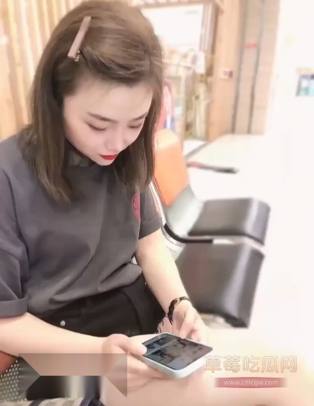 闯进醉酒的姐姐房间谈心1 闯进醉酒的姐姐房间谈心1