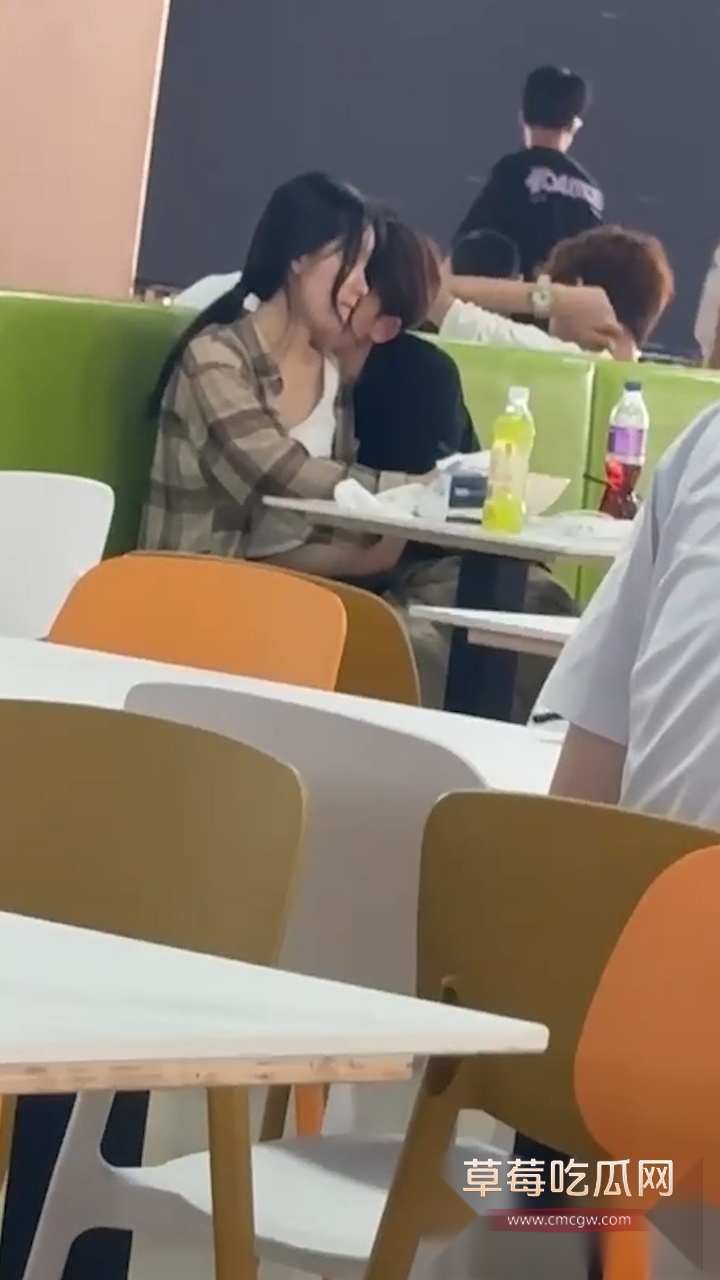 食堂帮男友撸管 2