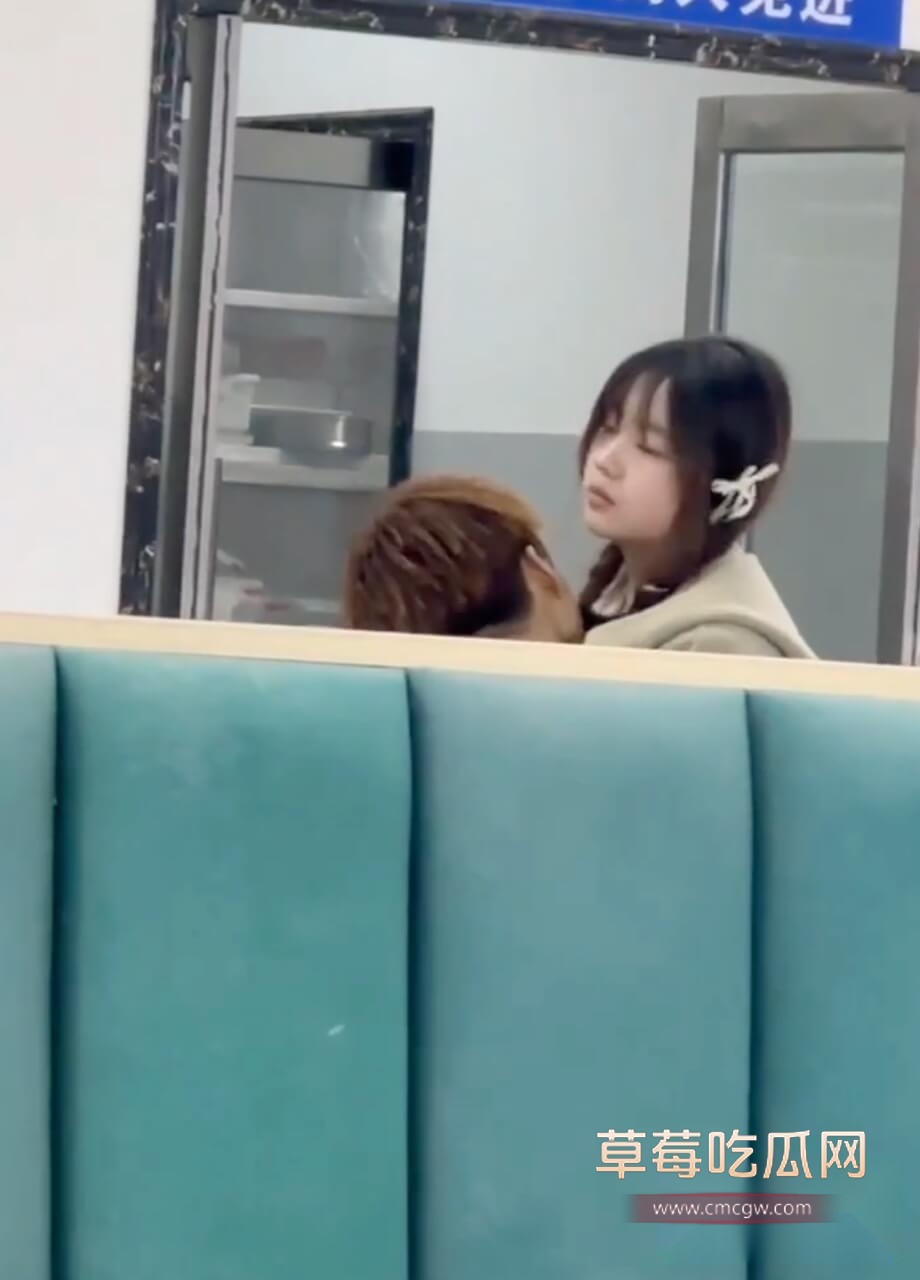 端午节食堂小情侣激情2.jpg 端午节食堂小情侣激情2.jpg