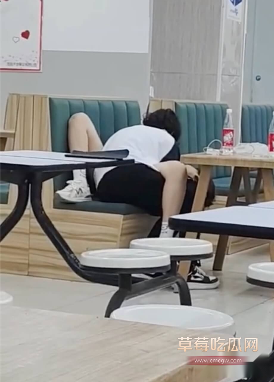 端午节食堂小情侣激情7.jpg 端午节食堂小情侣激情7.jpg