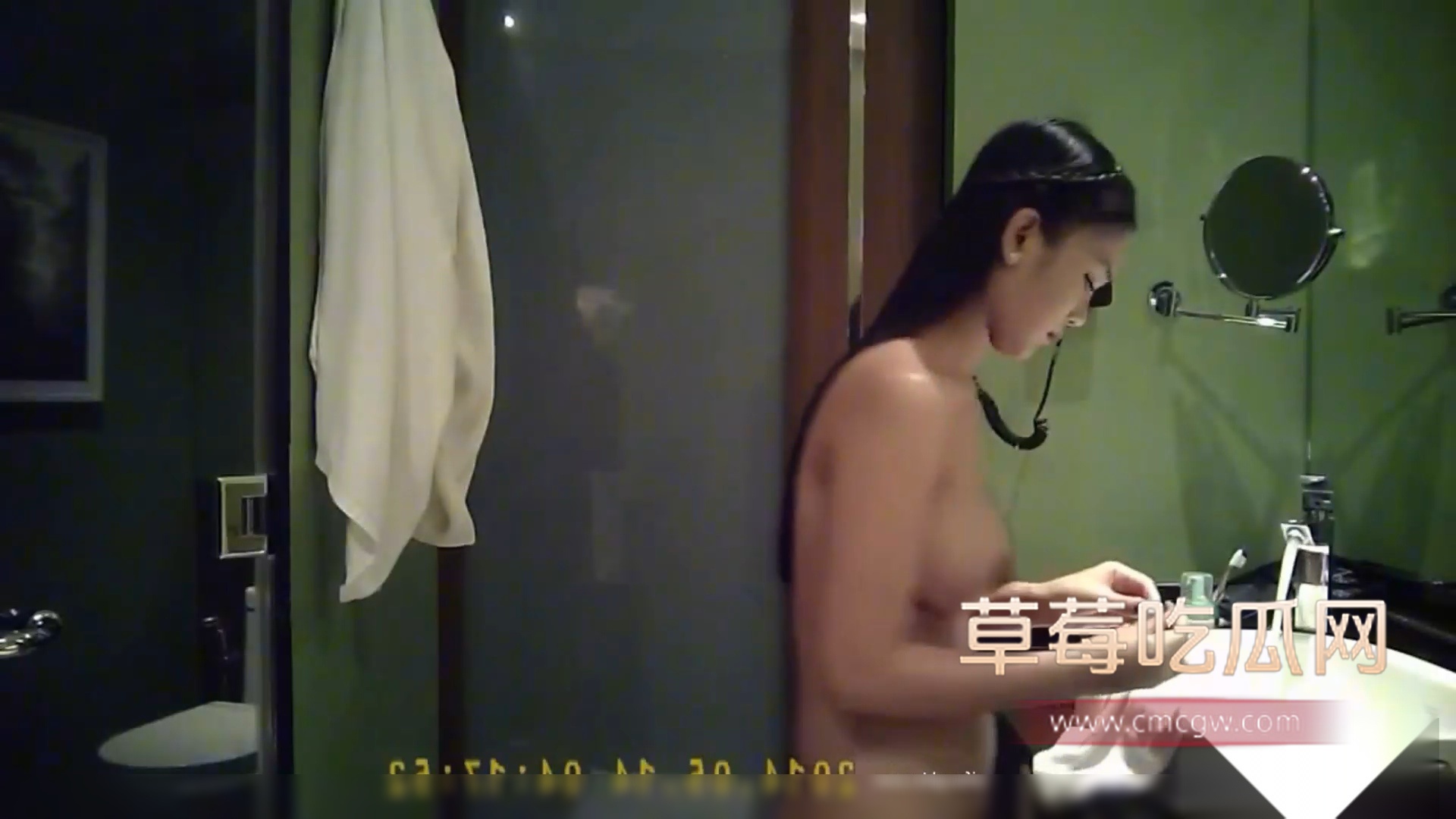 酒店浴室双面镜偷拍 6