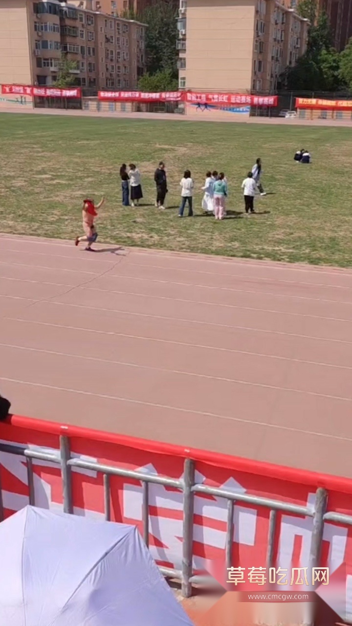 男子校园祼奔 2