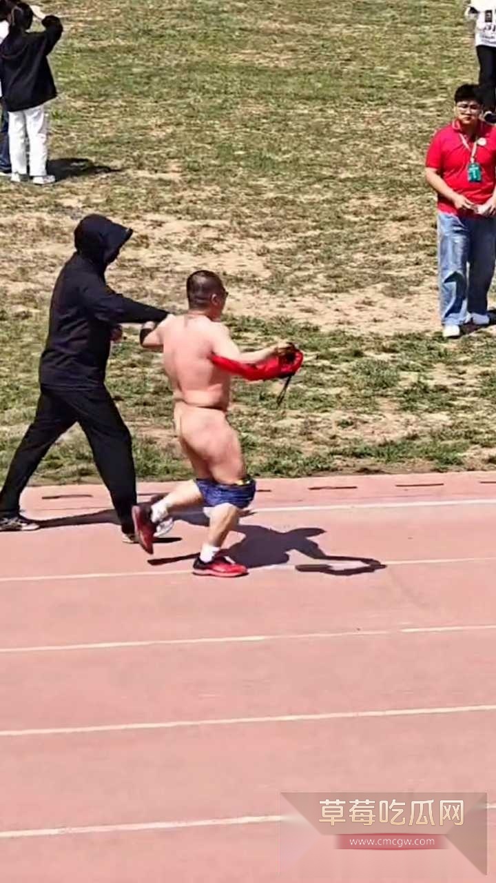 男子校园祼奔 4