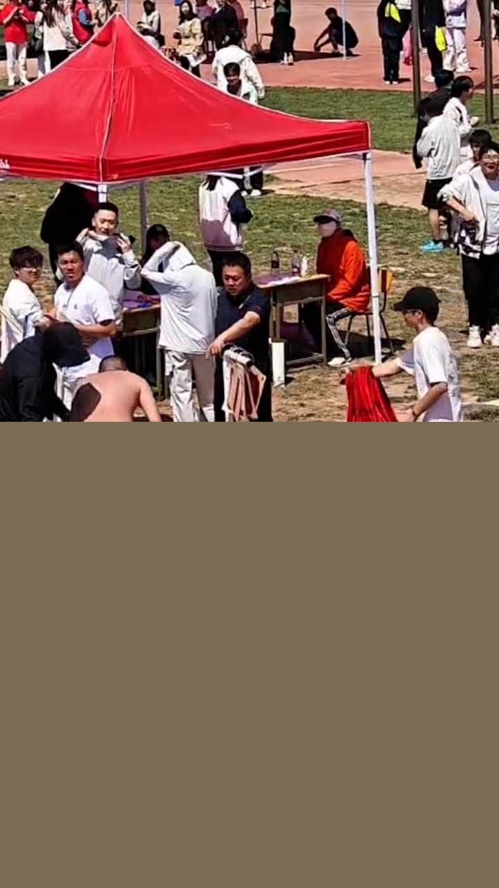 男子校园祼奔 5