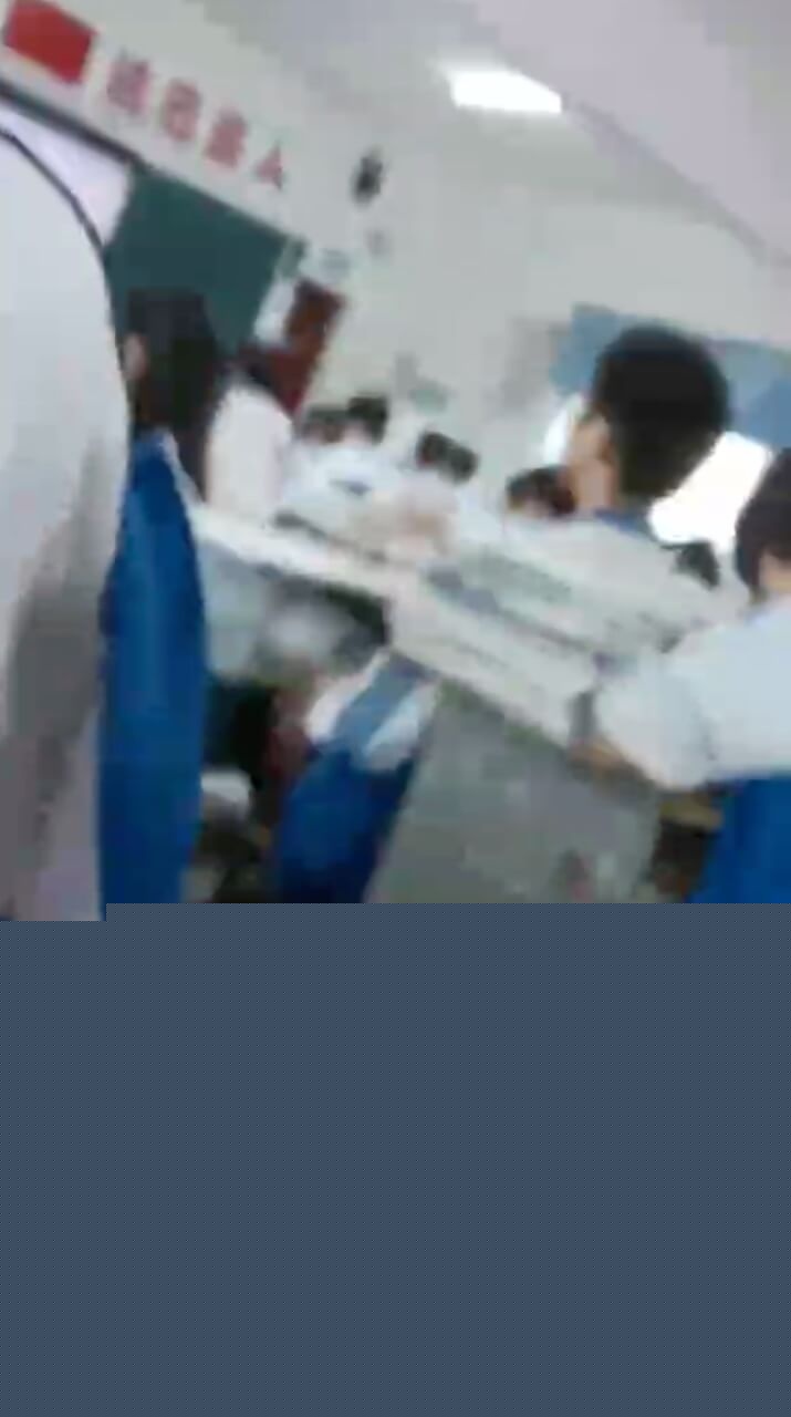 高考前高三学生教室里不雅行为4.jpg 高考前高三学生教室里不雅行为4.jpg