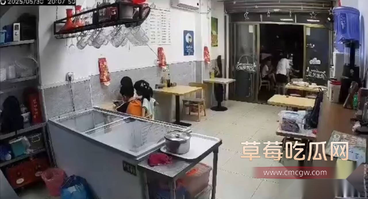 江门蓬江小车撞入店铺 1