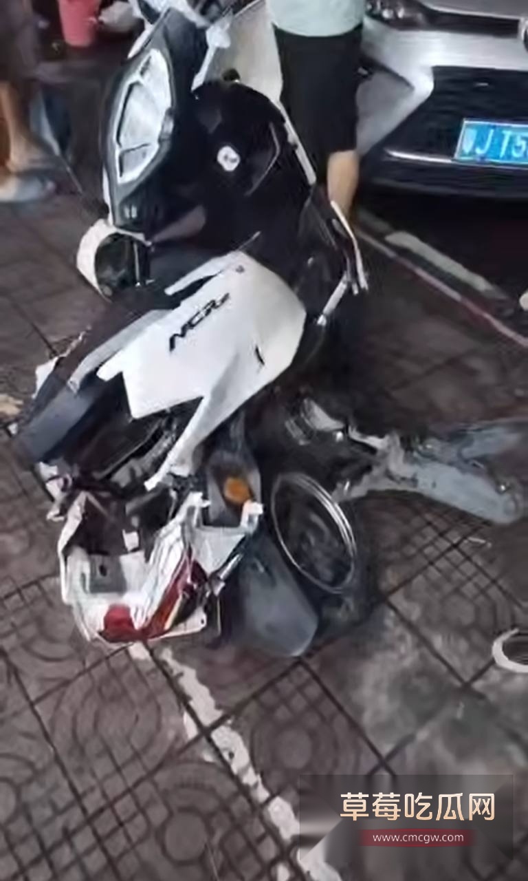 江门蓬江小车撞入店铺 2