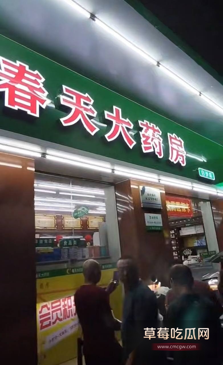 江门蓬江小车撞入店铺 3