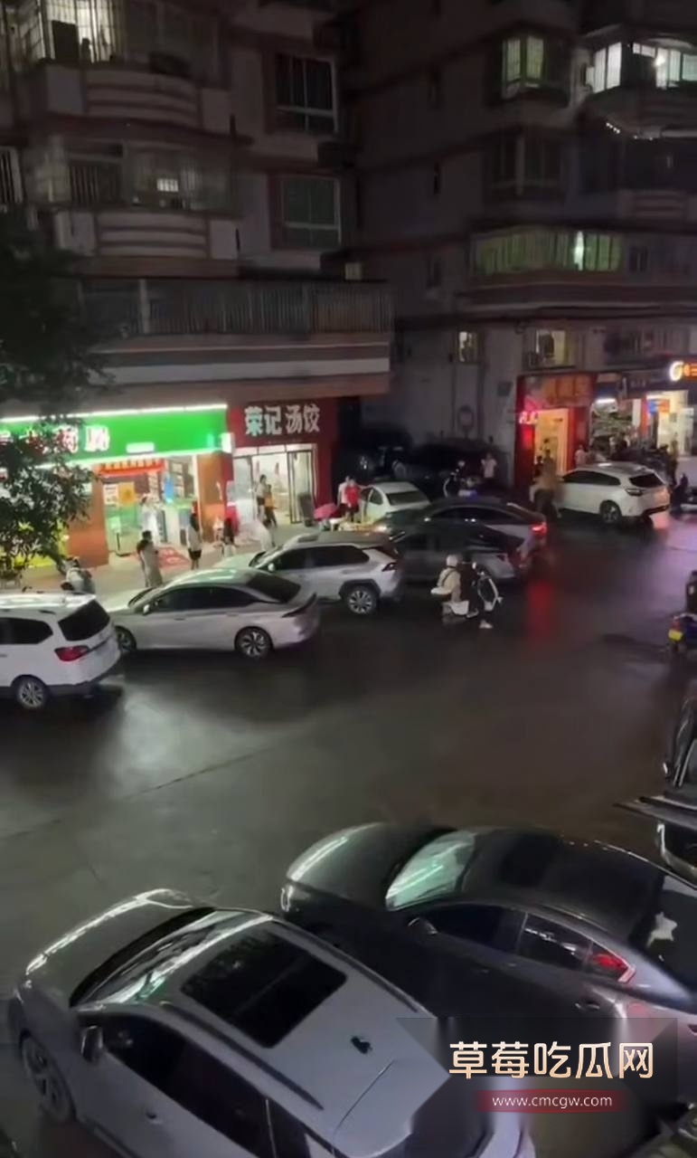 江门蓬江小车撞入店铺 4