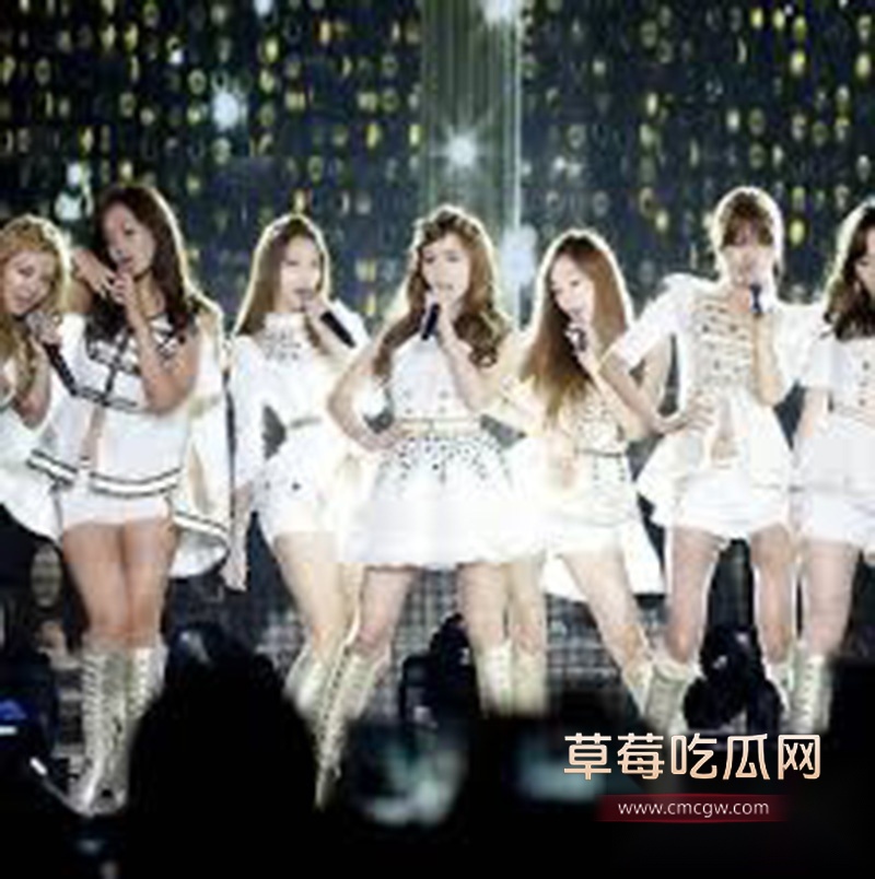 韩国女团成员Jennie酒后遭路人骚扰 3 韩国女团成员Jennie酒后遭路人骚扰 3