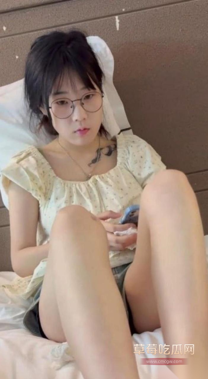 印象足拍清纯眼镜妹   8