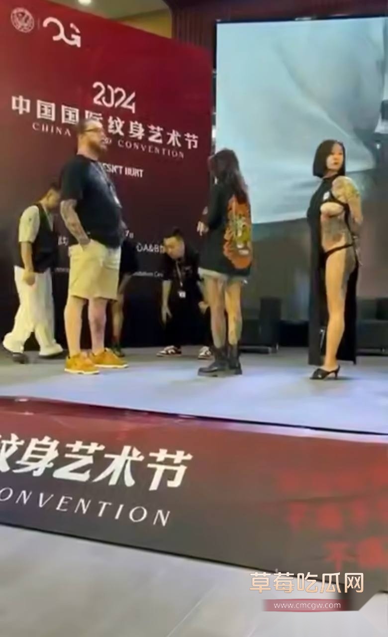 女模特露半只奶子 2 女模特露半只奶子 2