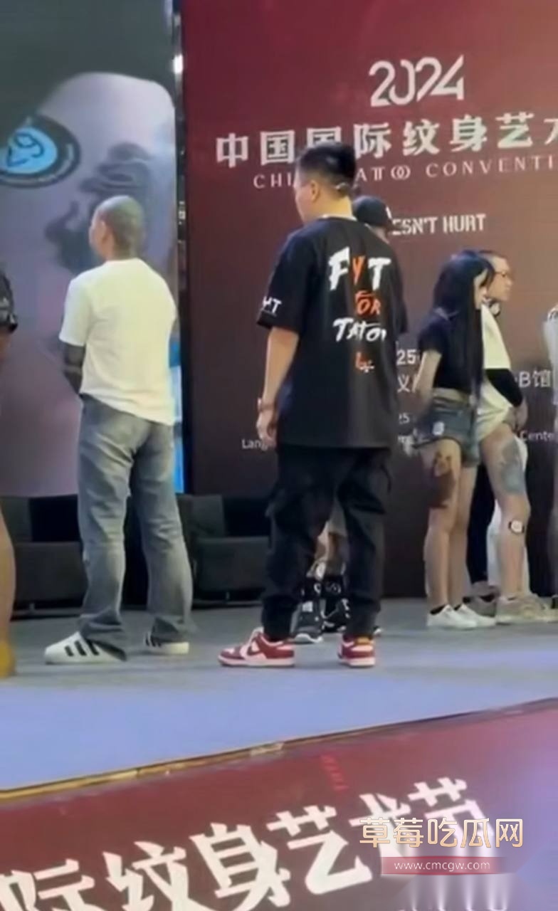 女模特露半只奶子 3 女模特露半只奶子 3